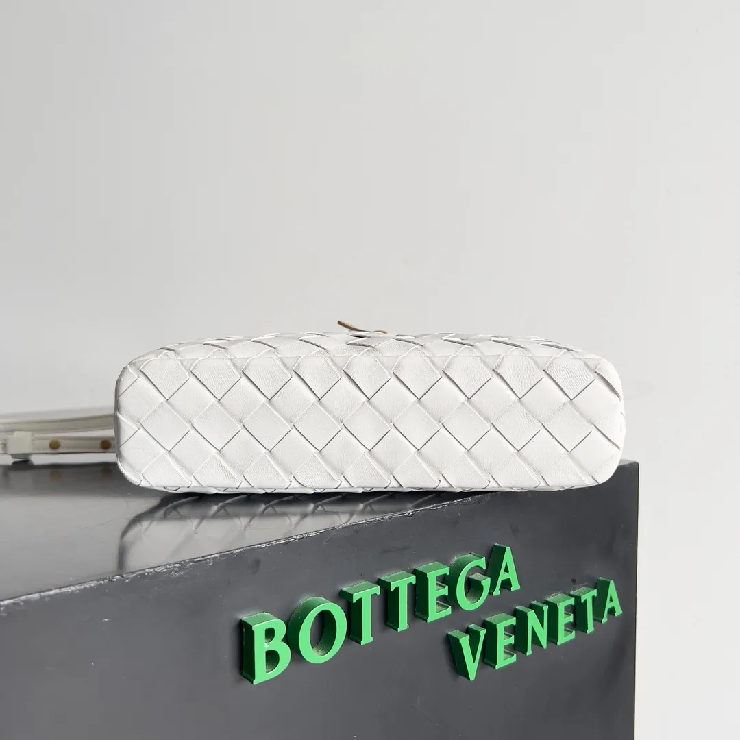 Batch 1360 Bottega Veneta 24 spring and summer woven zipper crossbody bag. A crossbody bag that can be used as a cosmetic bag. The exquisite weaving and compact body are an indispensable accessory for the upcoming summer. The double zipper also better protects the bag. It has a large capacity. If you like it, don’t miss it. Style number: 789109 Size: 22*12.5*5cm